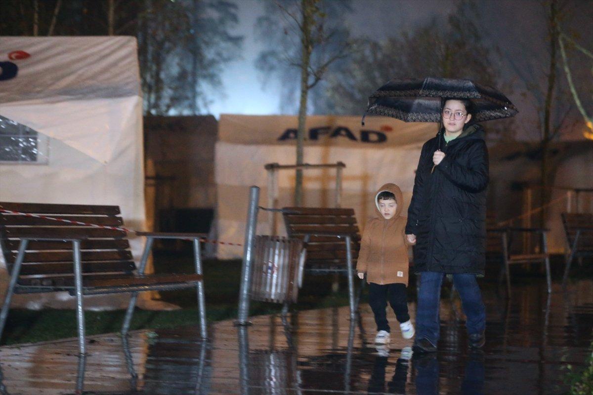 Çadırda kalan Düzceli depremzedeler yağmura yakalandı
