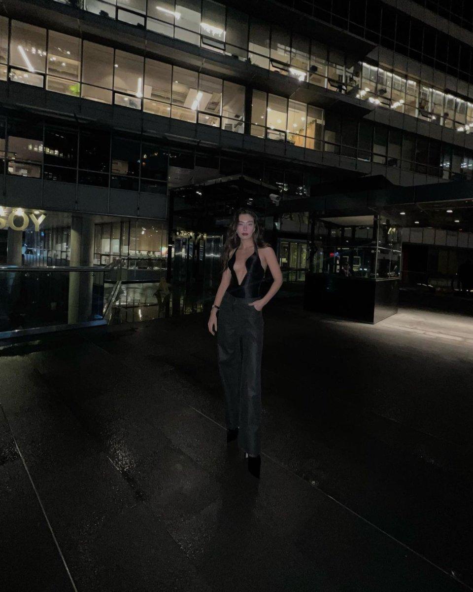 Neslihan Atagül'den derin göğüs dekolteli pozlar