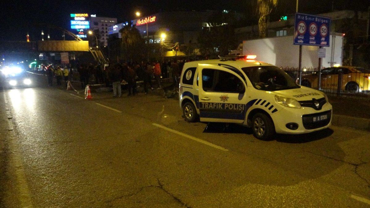 Adana'da trafik kazasında ölen ağabeyinin elini bırakmadı