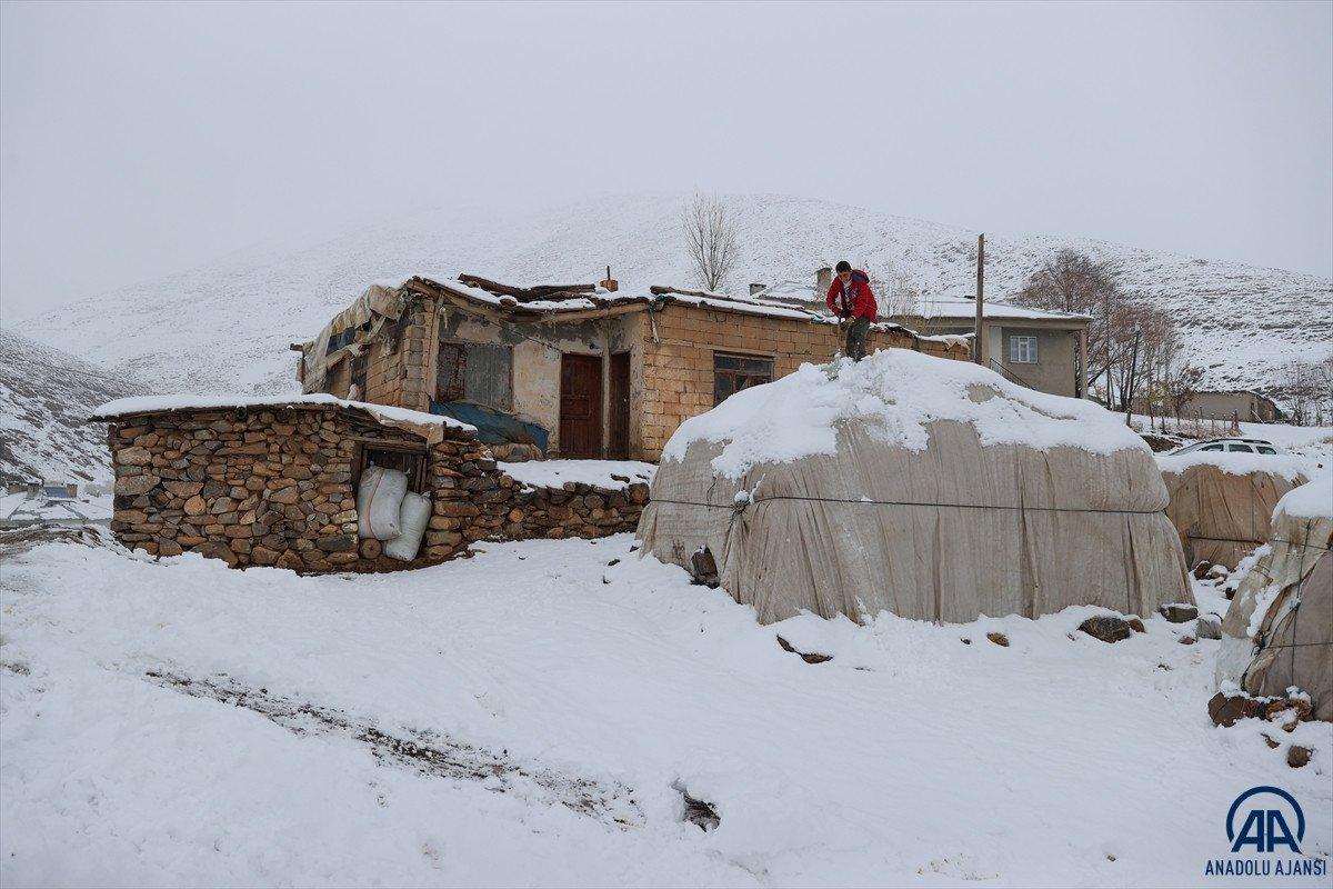 Van ve Hakkari'de kar etkili oldu