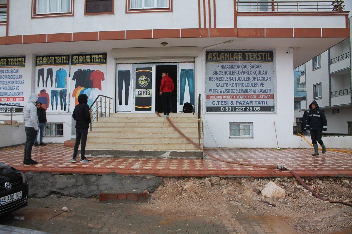 Mardin'de yağan yağmur suları evlere ve iş yerlerini bastı