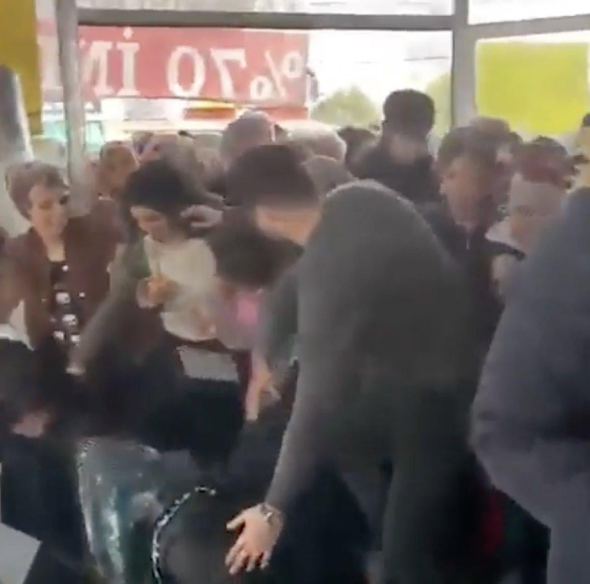 İzmir'de indirime giren halı izdihamı: 2 kişi yaralandı 