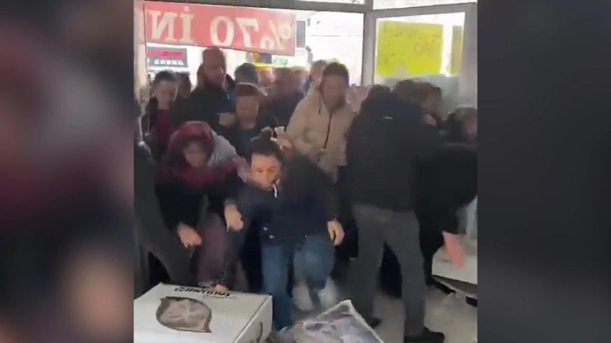 İzmir'de indirime giren halı izdihamı: 2 kişi yaralandı 