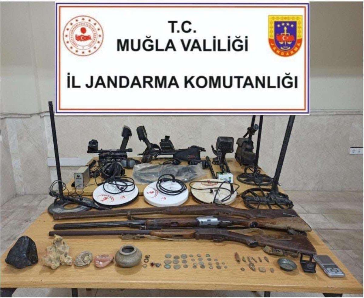 Muğla'da, definecilerin evinde elmastan da değerli Painite taşı bulundu