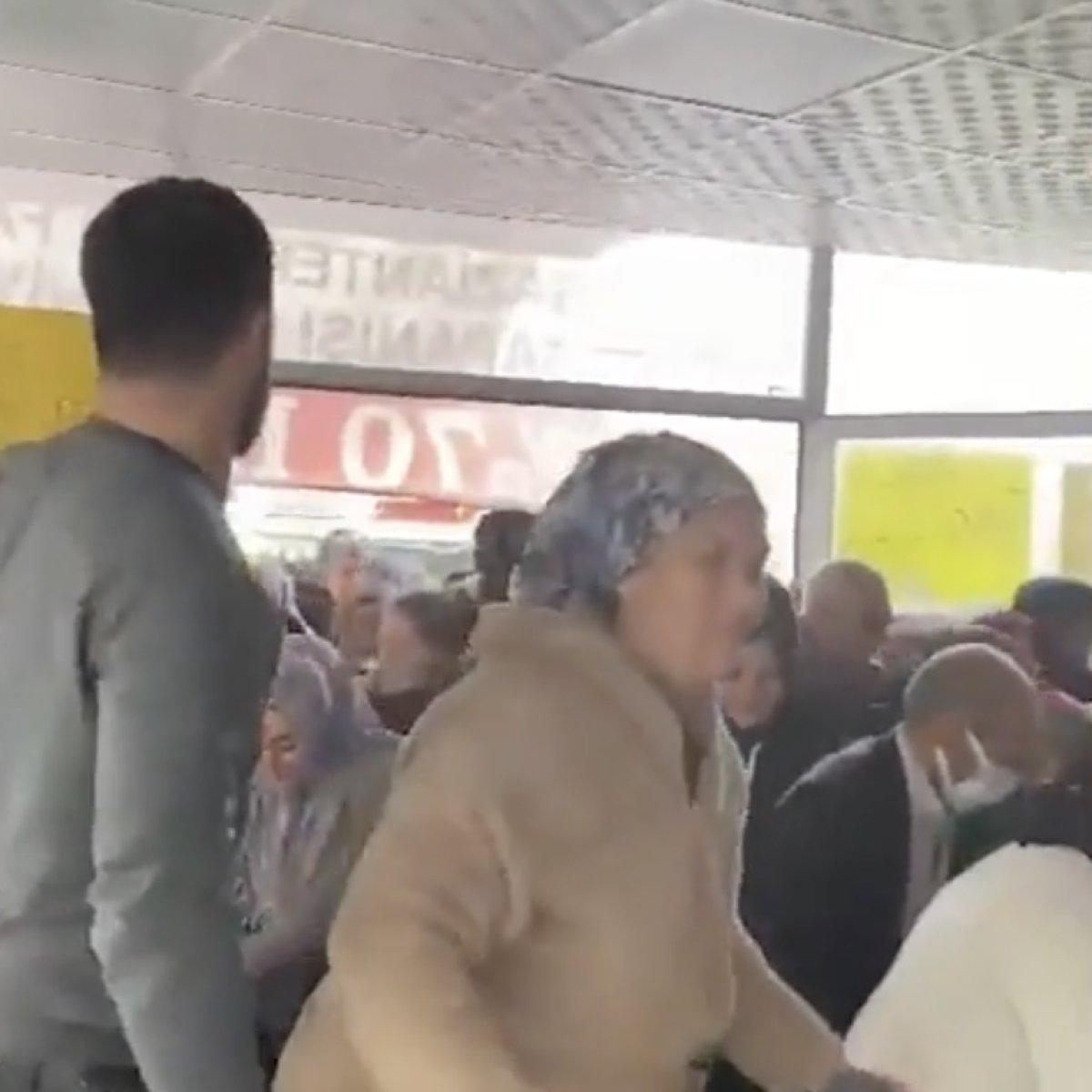 İzmir'de indirime giren halı izdihamı: 2 kişi yaralandı 