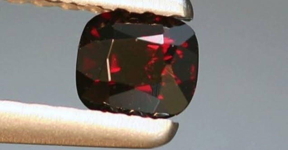 Muğla'da, definecilerin evinde elmastan da değerli Painite taşı bulundu