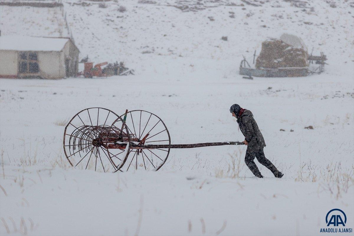 Van ve Hakkari'de kar etkili oldu