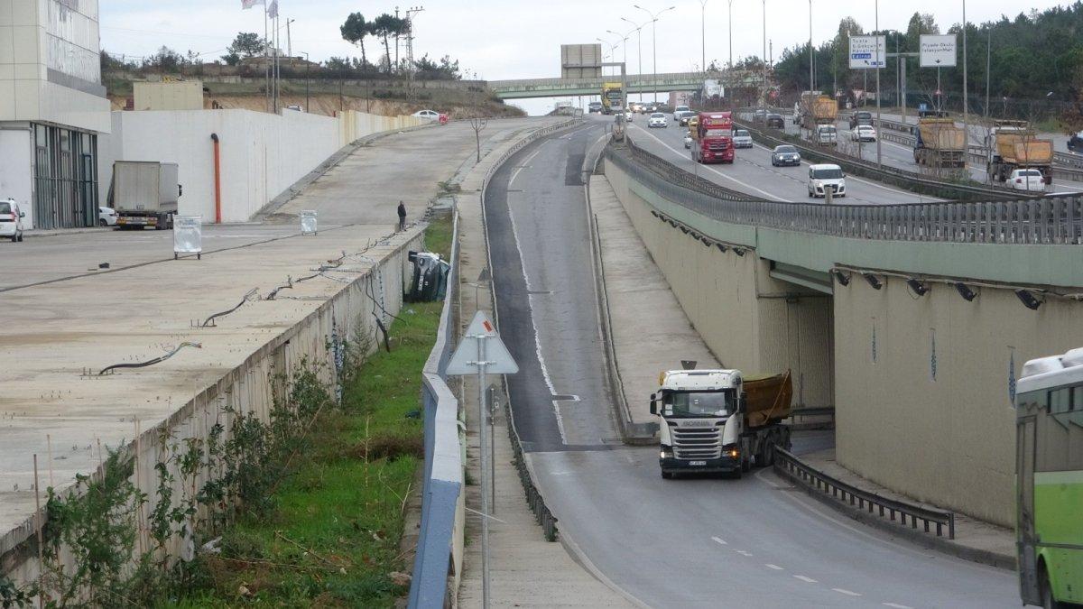 Tuzla’da otomobil yol kenarında boşluğa düştü