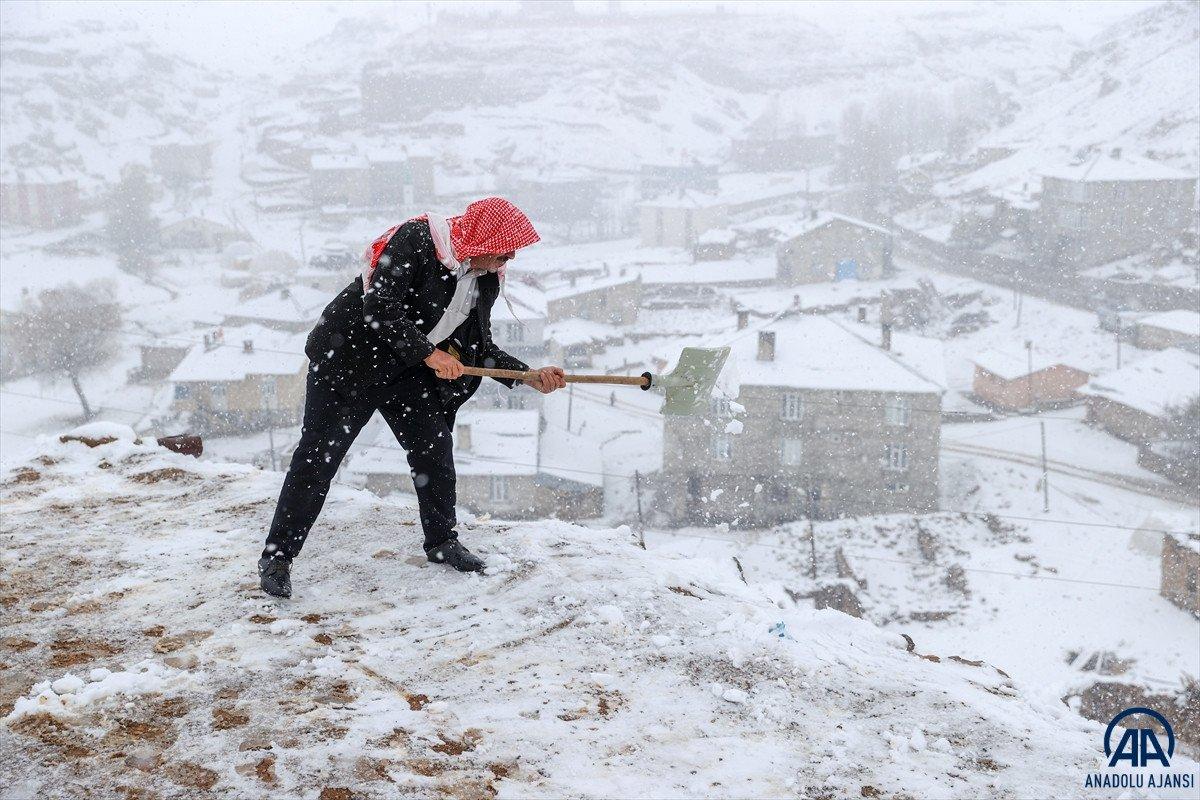 Van ve Hakkari'de kar etkili oldu