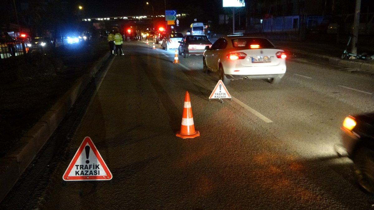 Adana'da trafik kazasında ölen ağabeyinin elini bırakmadı
