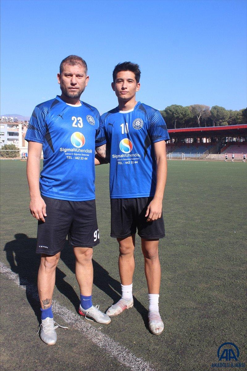 İzmir'de baba oğul, amatör ligde aynı takımda ter döküyor
