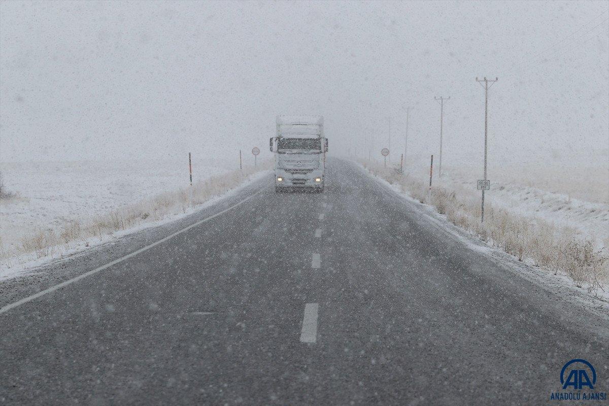 Van ve Hakkari'de kar etkili oldu