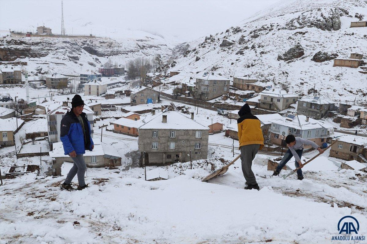 Van ve Hakkari'de kar etkili oldu