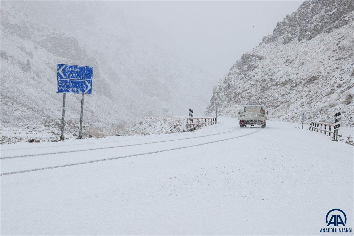 Van ve Hakkari'de kar etkili oldu