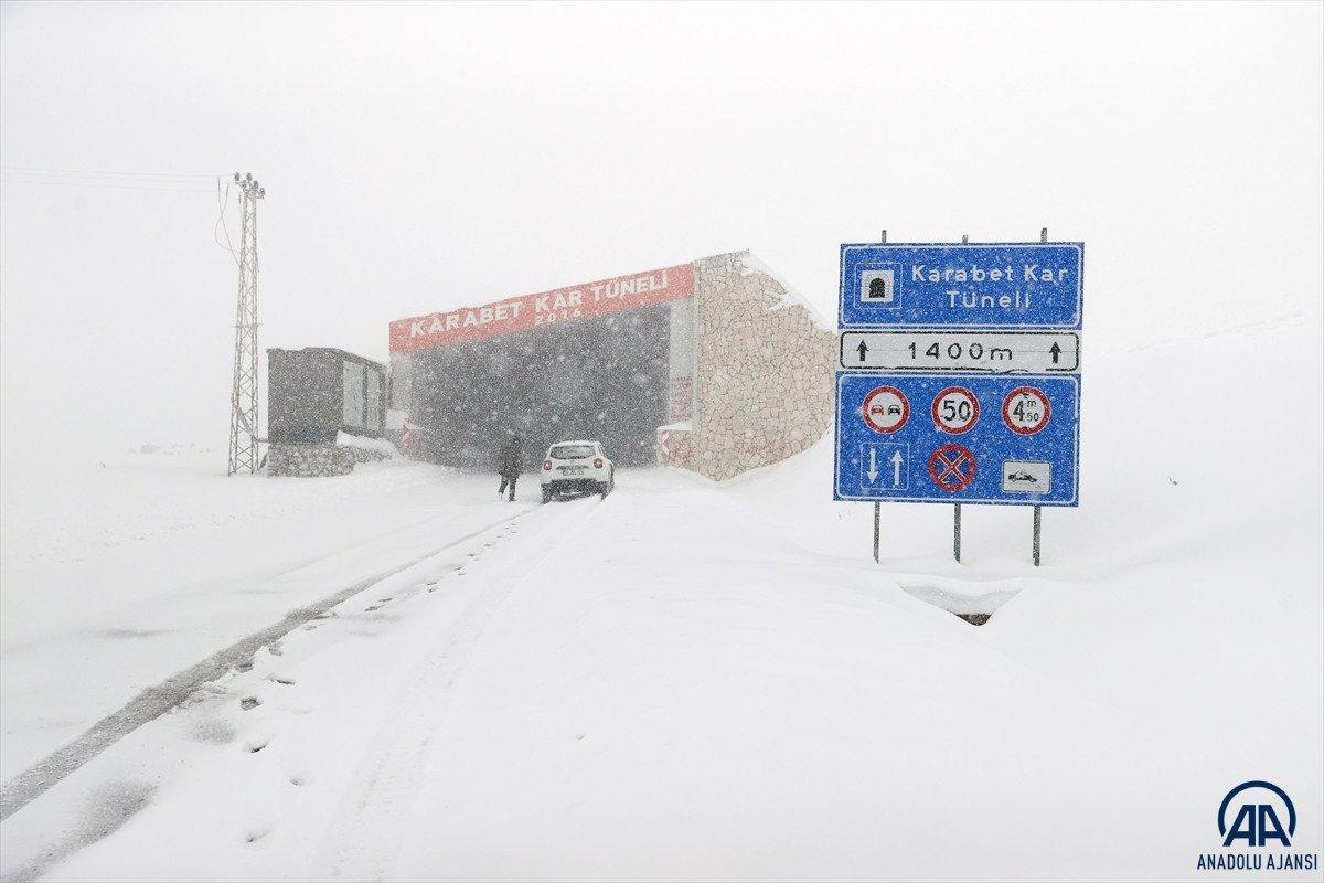 Van ve Hakkari'de kar etkili oldu