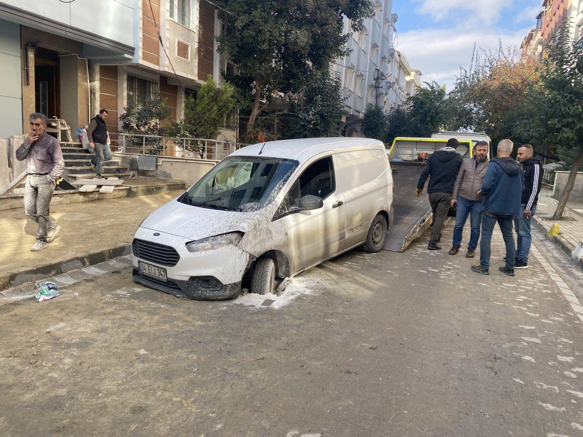 Avcılar’da hafif ticari araç seyir halindeyken yol çöktü