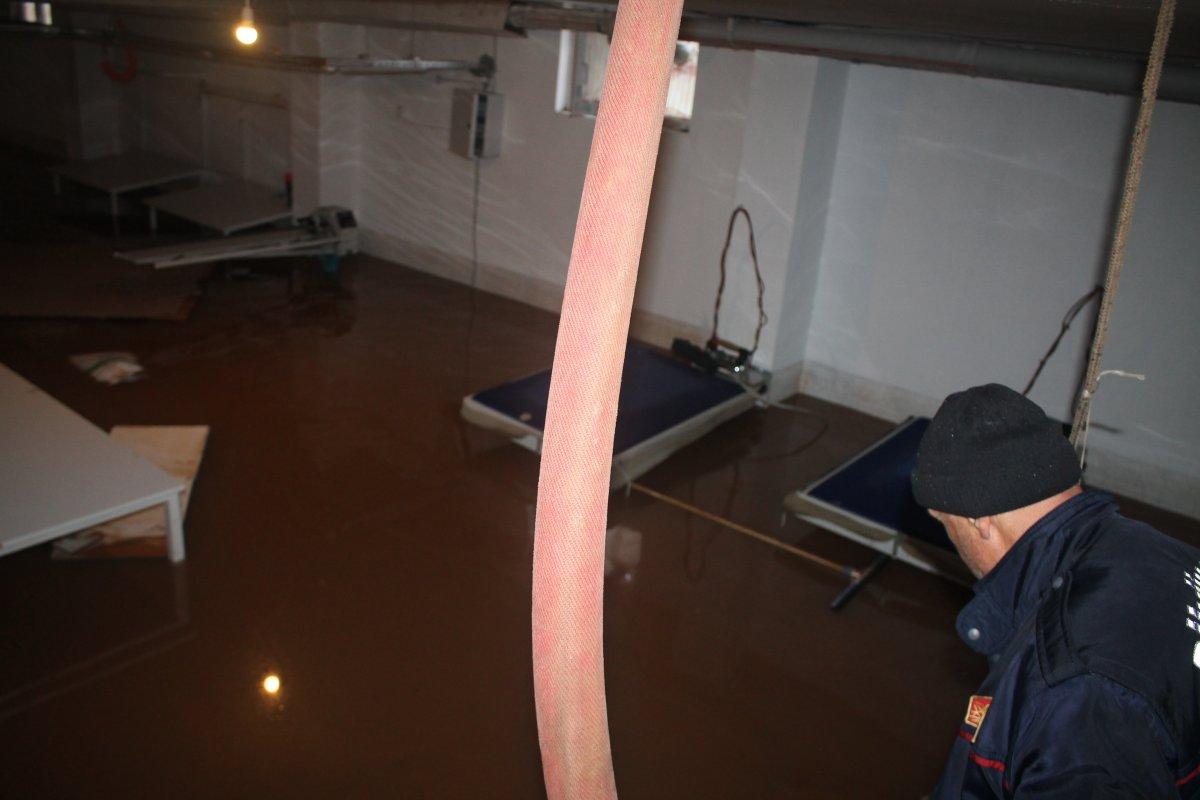 Mardin'de yağan yağmur suları evlere ve iş yerlerini bastı