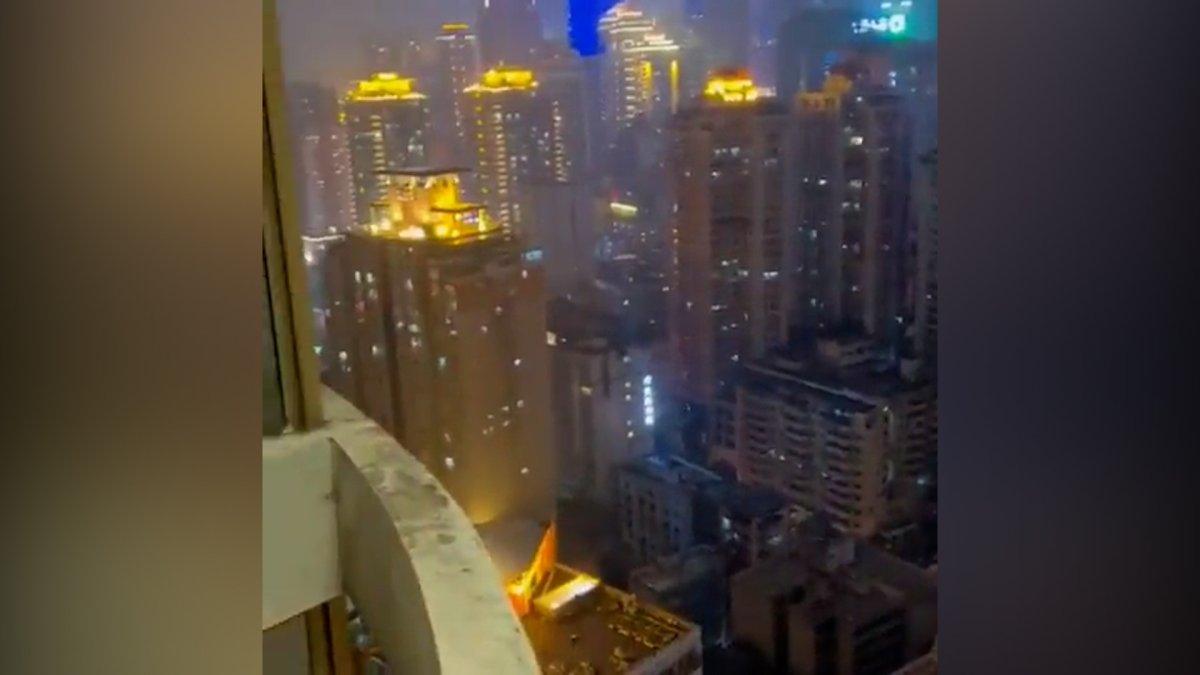 Karantinadaki Çinliler, pencerelerden çıkıp bağırıyor 