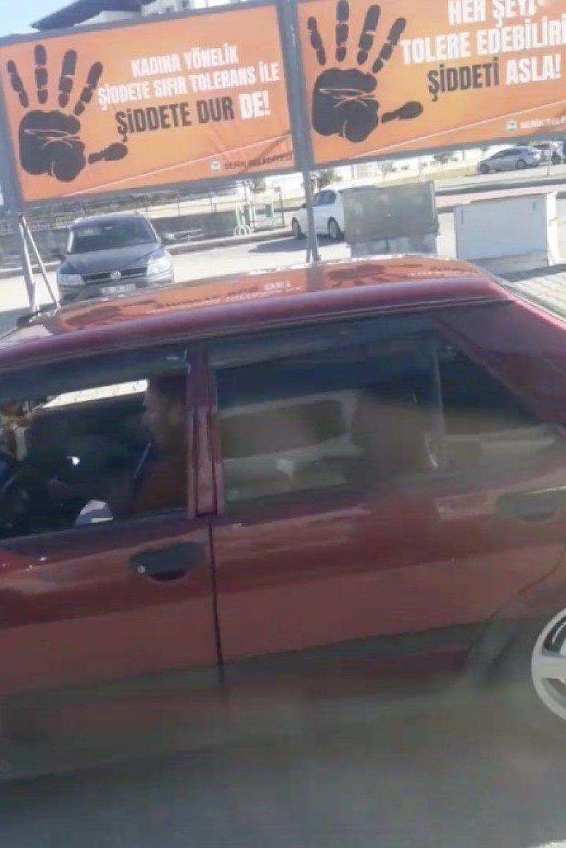 Antalya'da otomobil sürücüsü seyir halinde nargile içti 