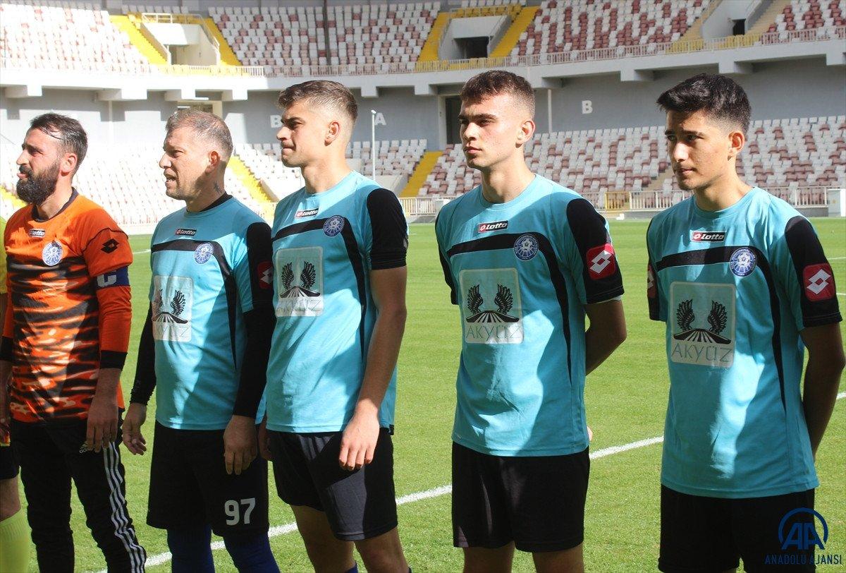 İzmir'de baba oğul, amatör ligde aynı takımda ter döküyor