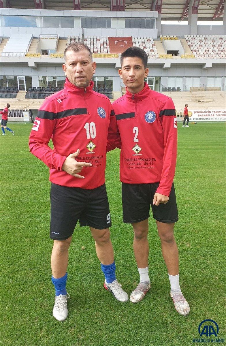 İzmir'de baba oğul, amatör ligde aynı takımda ter döküyor