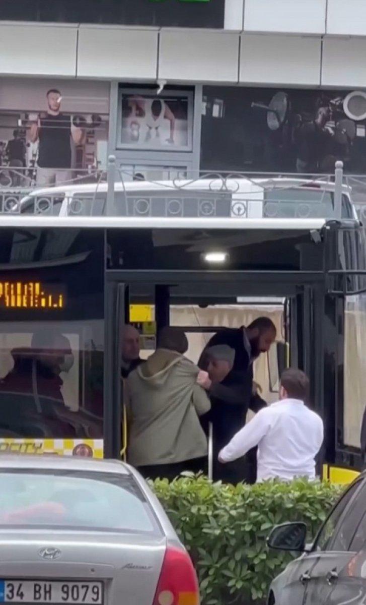 Pendik'te şoförle tartışan yolcu araçtan atıldı