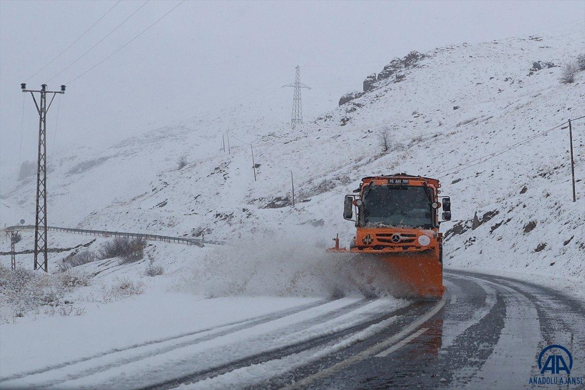 Van ve Hakkari'de kar etkili oldu
