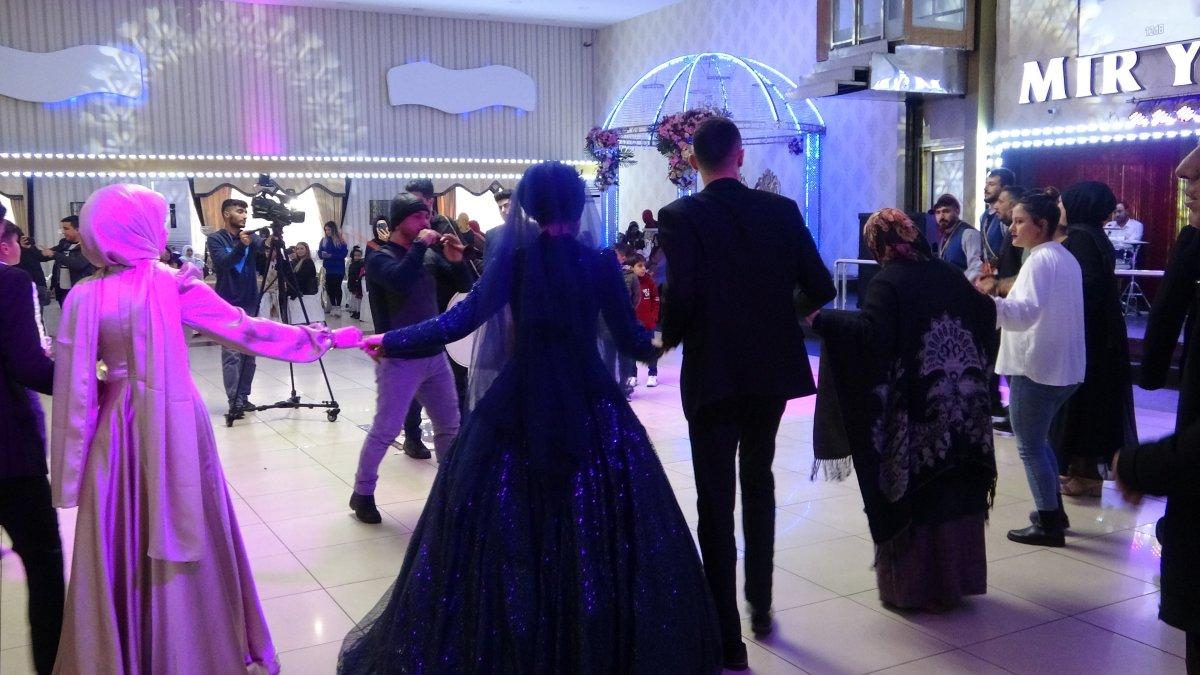 Diyarbakır annesi, PKK'dan kurtardığı oğluna nişan töreni yaptı 