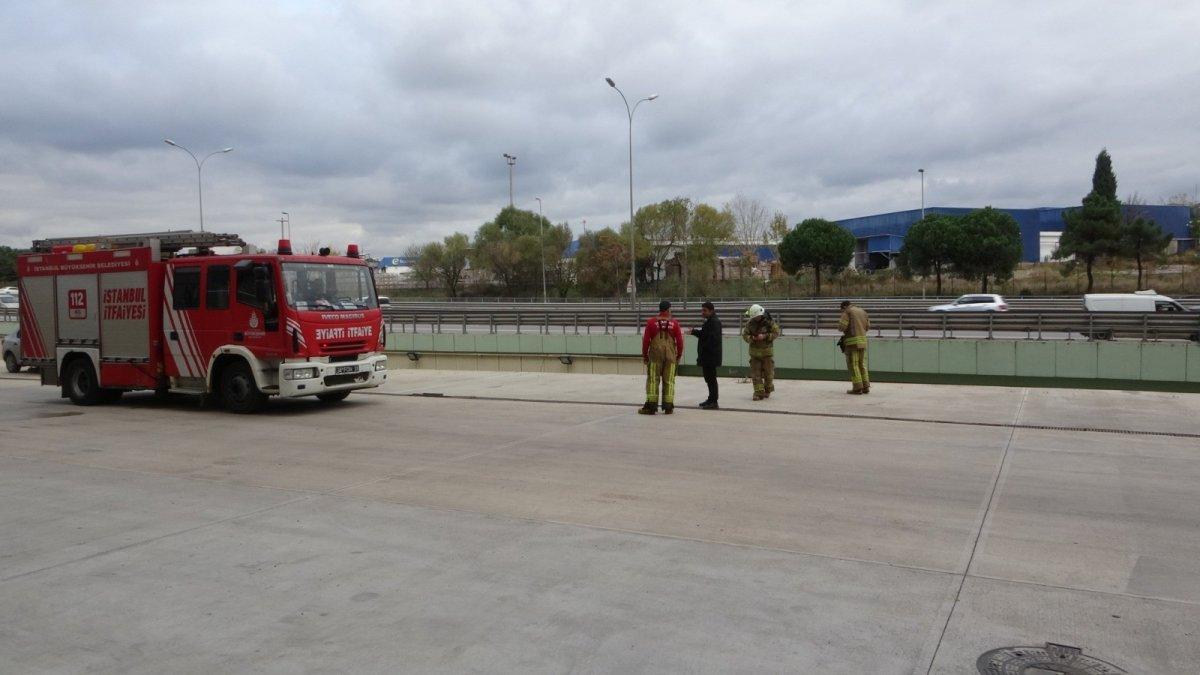 Tuzla’da otomobil yol kenarında boşluğa düştü