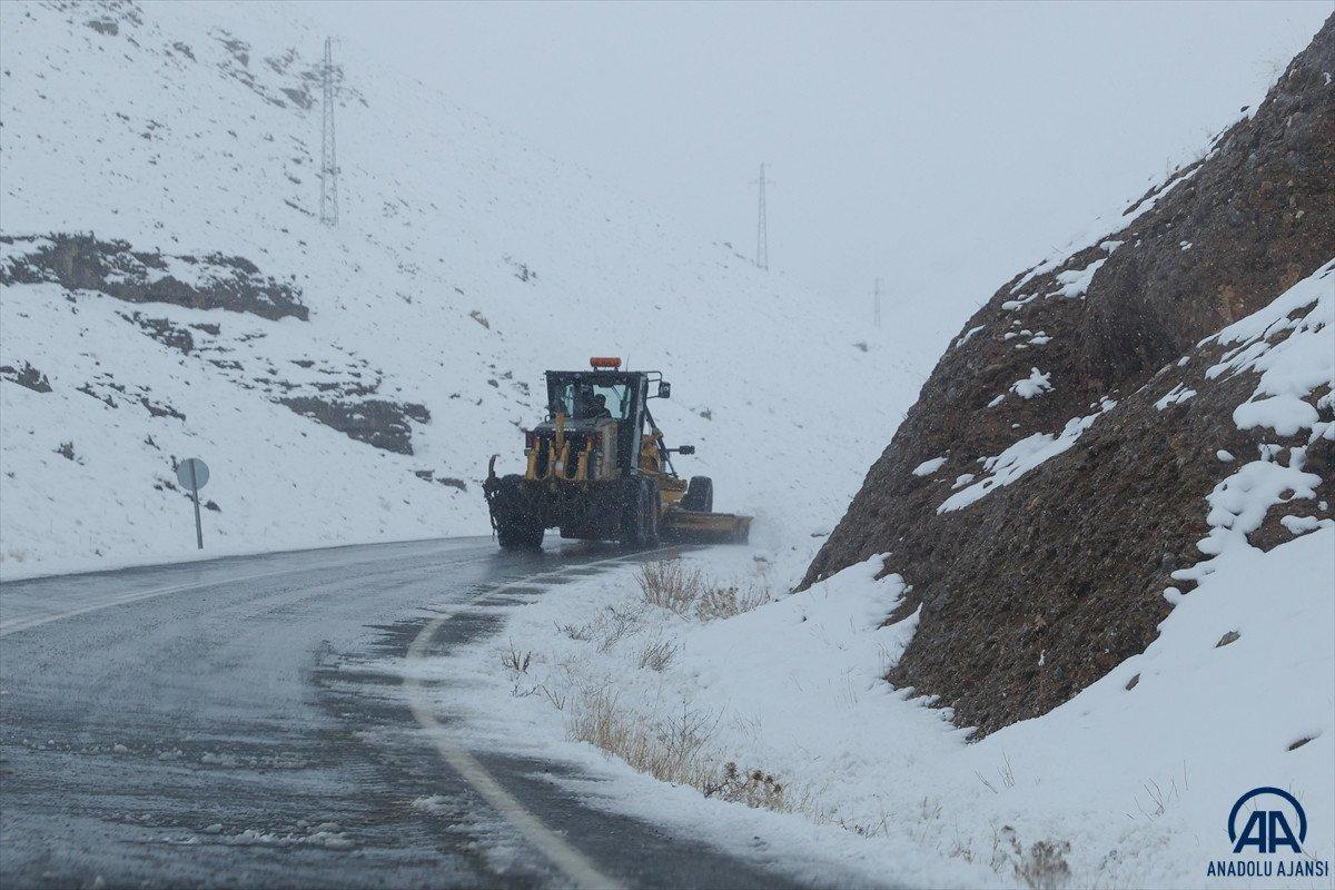 Van ve Hakkari'de kar etkili oldu