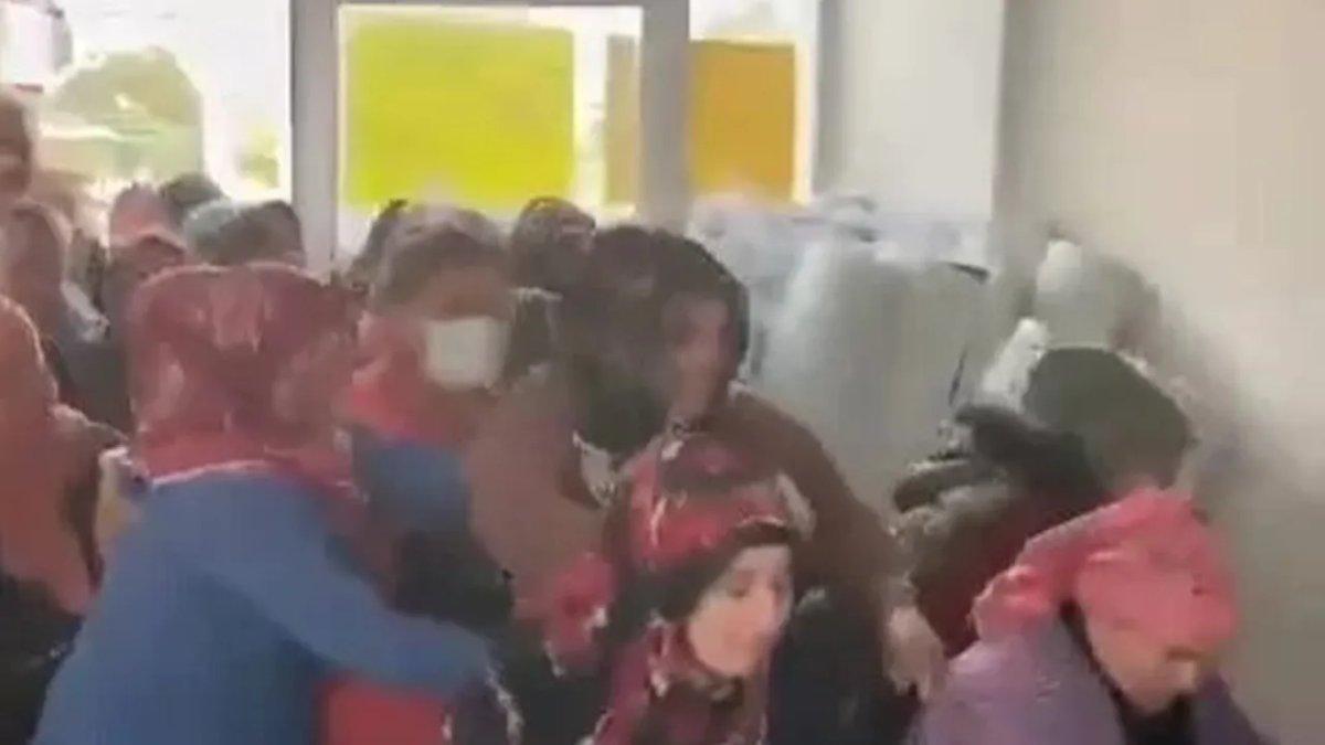 İzmir'de indirime giren halı izdihamı: 2 kişi yaralandı 