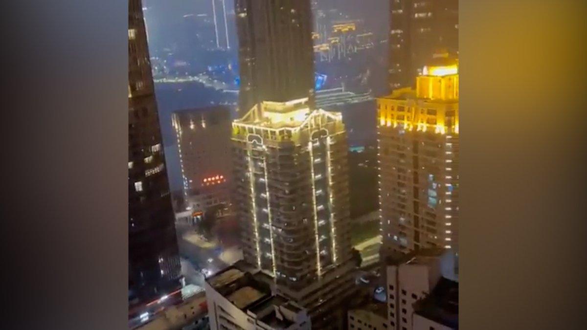 Karantinadaki Çinliler, pencerelerden çıkıp bağırıyor 