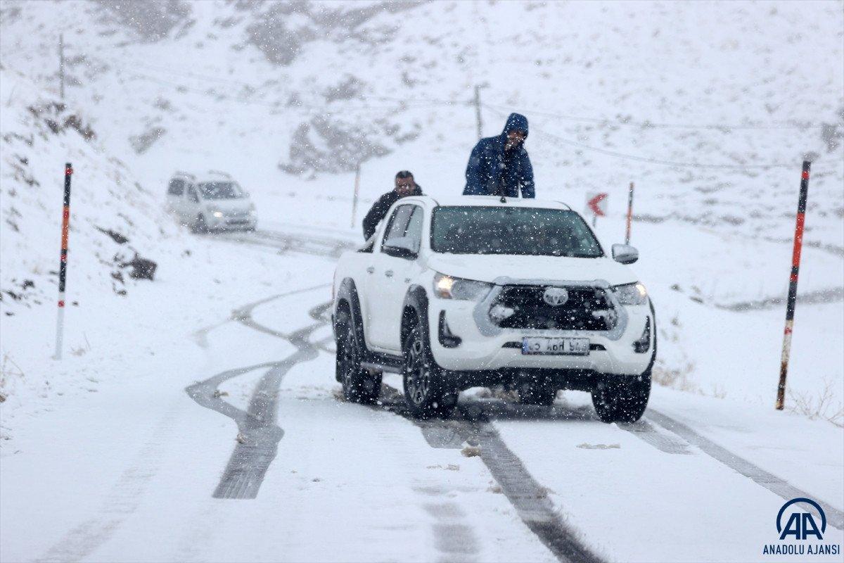 Van ve Hakkari'de kar etkili oldu