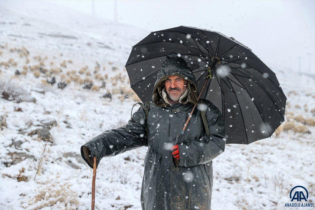 Van ve Hakkari'de kar etkili oldu