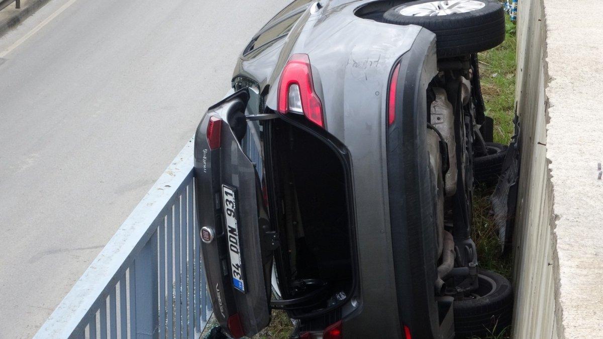 Tuzla’da otomobil yol kenarında boşluğa düştü
