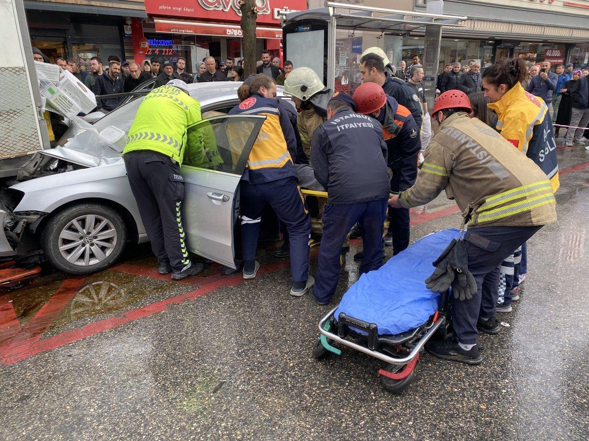 Ümraniye'de direksiyon başında kalp krizi geçiren sürücü kaza yaptı