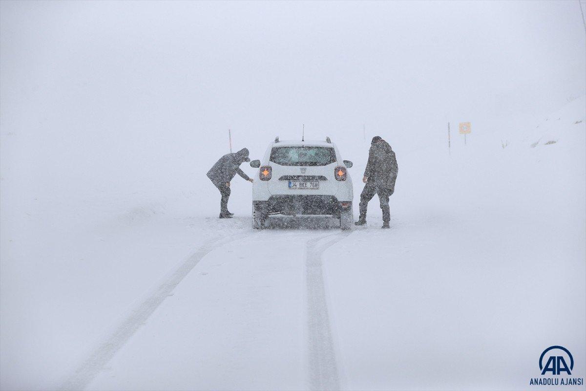 Van ve Hakkari'de kar etkili oldu