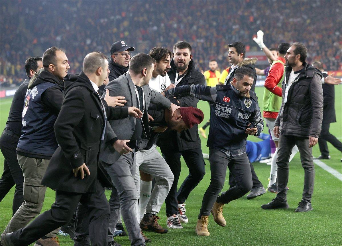 Göztepe - Altay maçında kaleciye saldırı