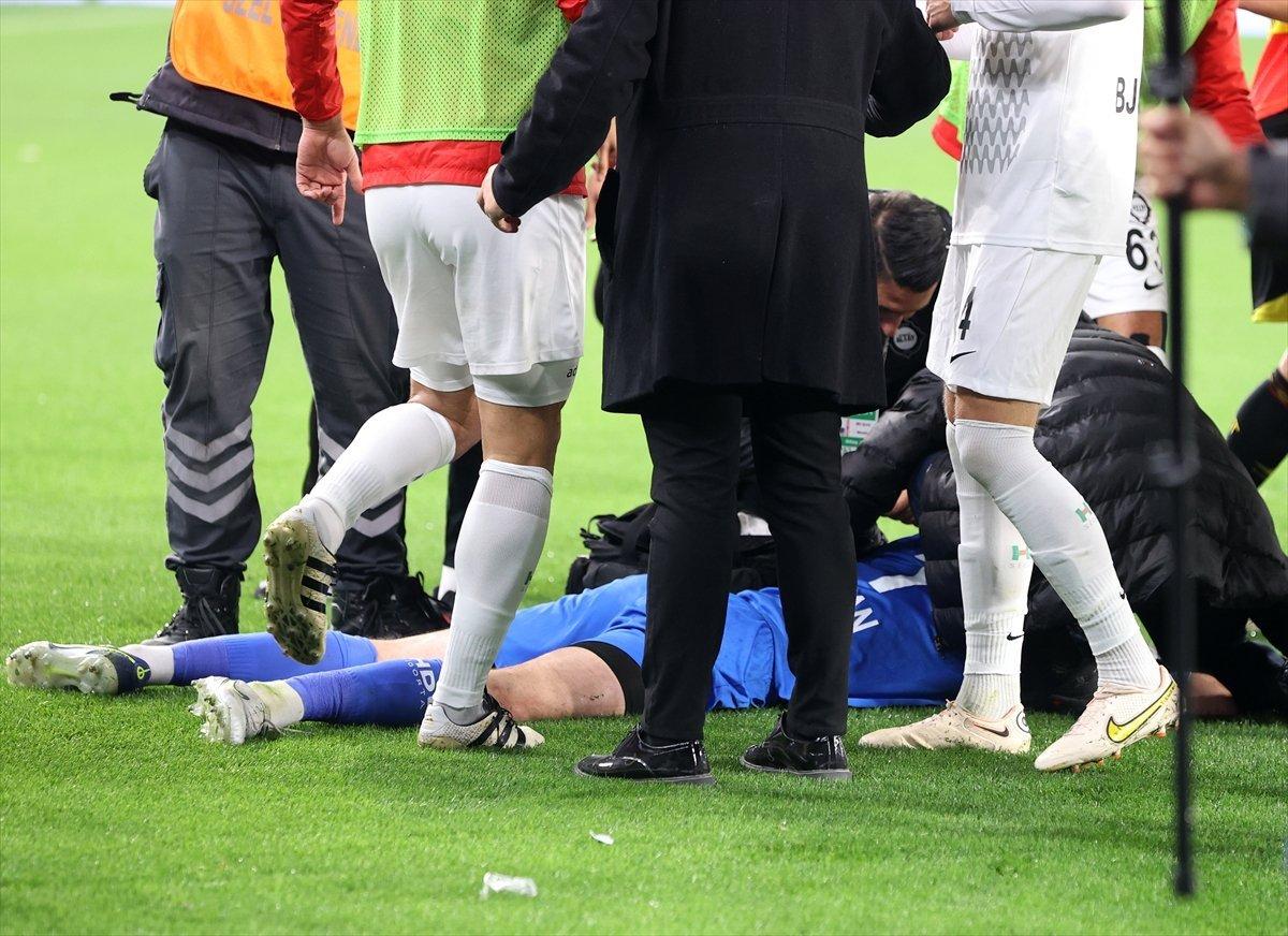 Göztepe - Altay maçında tribünden fişek atıldı