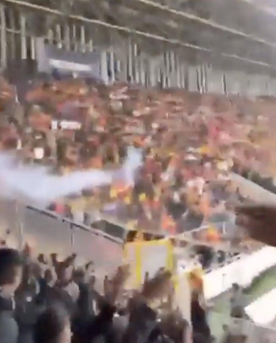 Göztepe - Altay maçında tribünden fişek atıldı