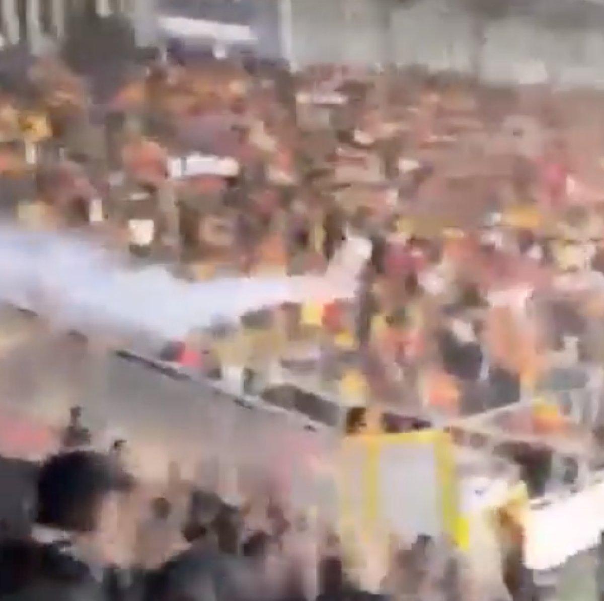 Göztepe - Altay maçında tribünden fişek atıldı