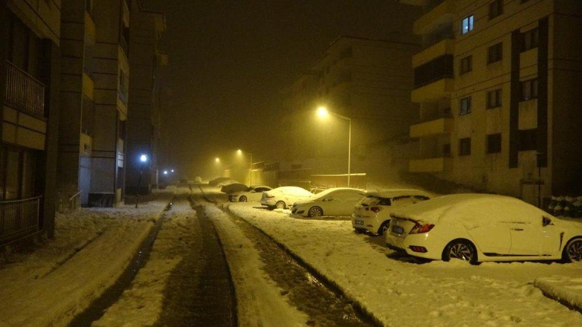Hakkari'de kar etkili oldu