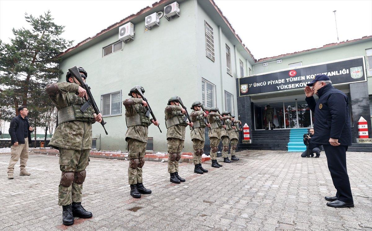 Hulusi Akar ve TSK komuta kademesi Irak sınırında