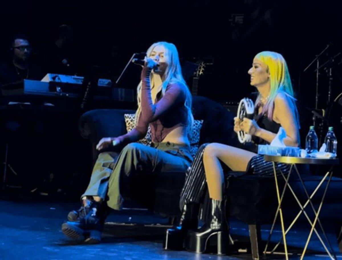 Yıldız Tilbe sahnede Aleyna Tilki'ye el verdi