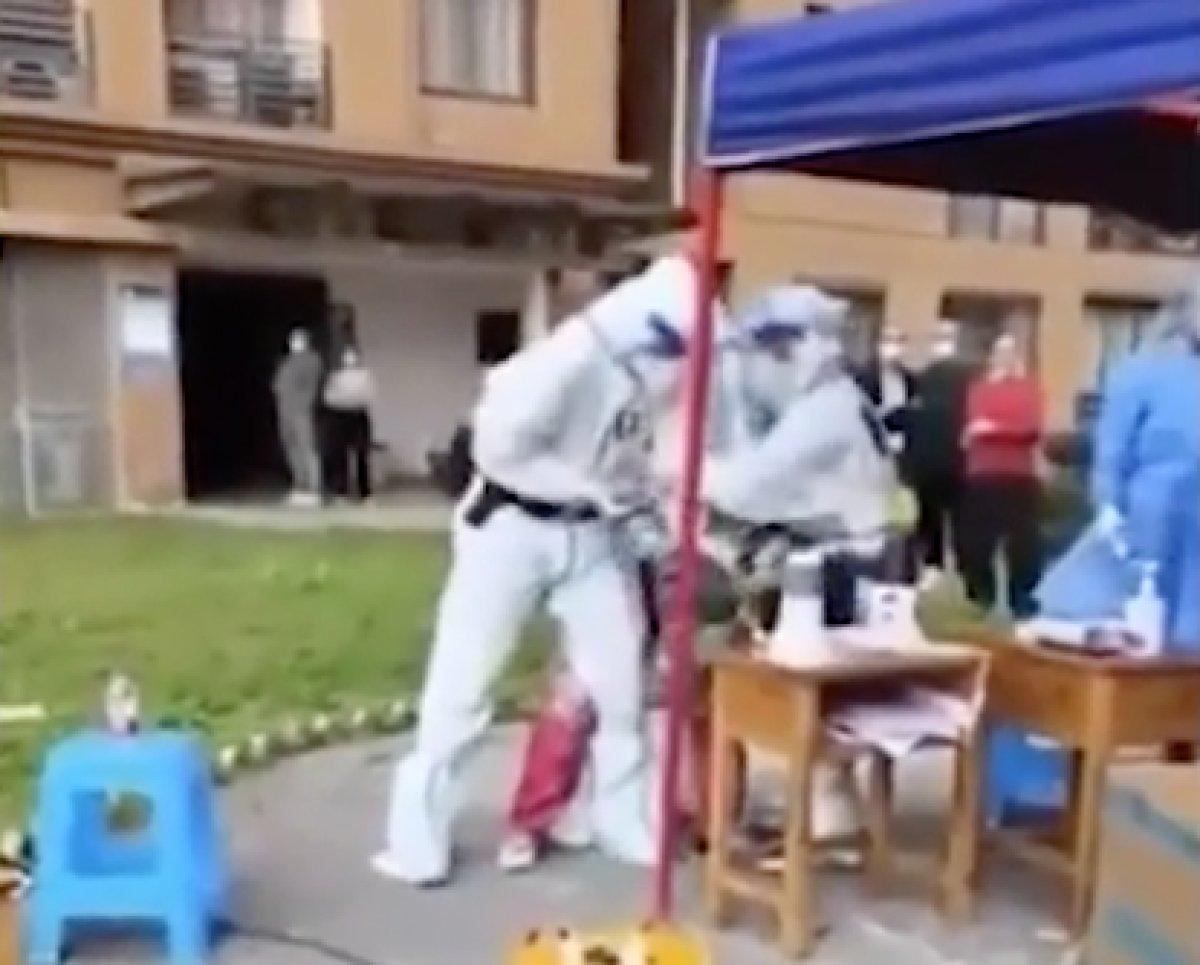 Çin'de sağlık görevlileri, kadına sokak ortasında anal test yaptı