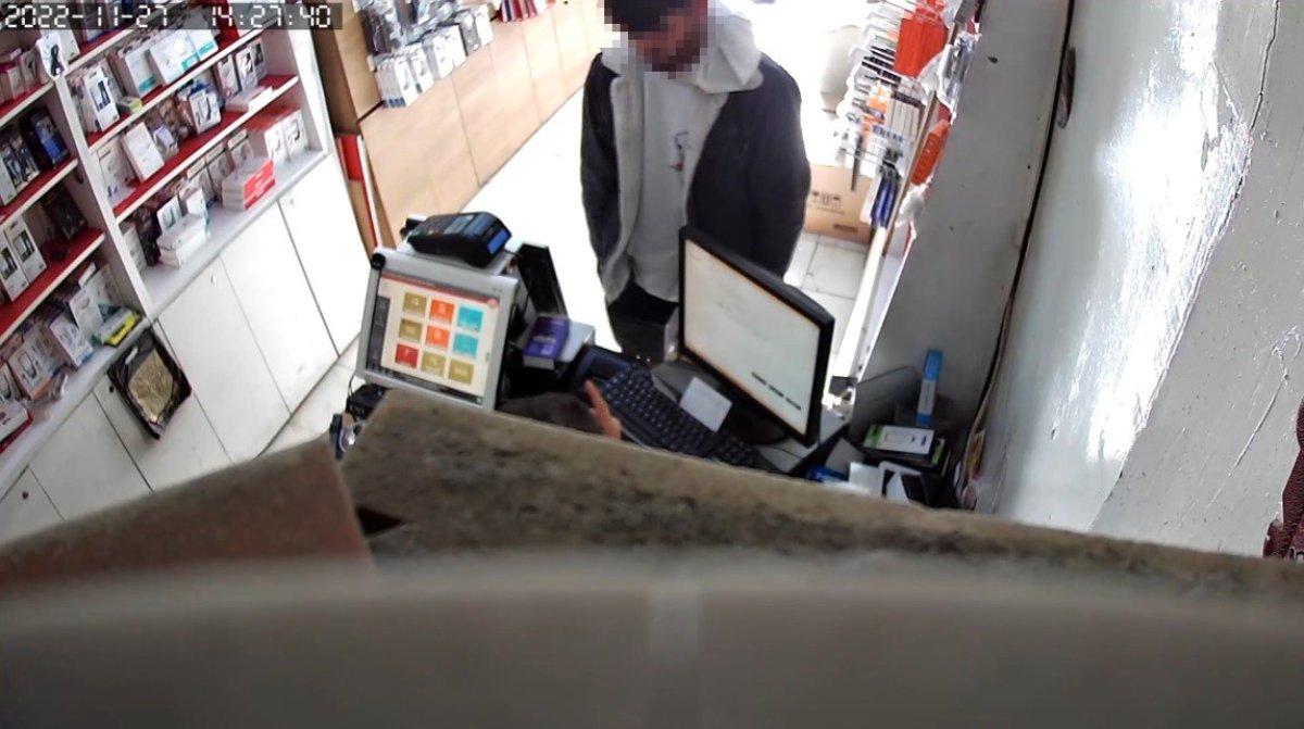 Kars'ta müşteri kılığında gelen hırsız 7 bin TL değerinde telefon çaldı