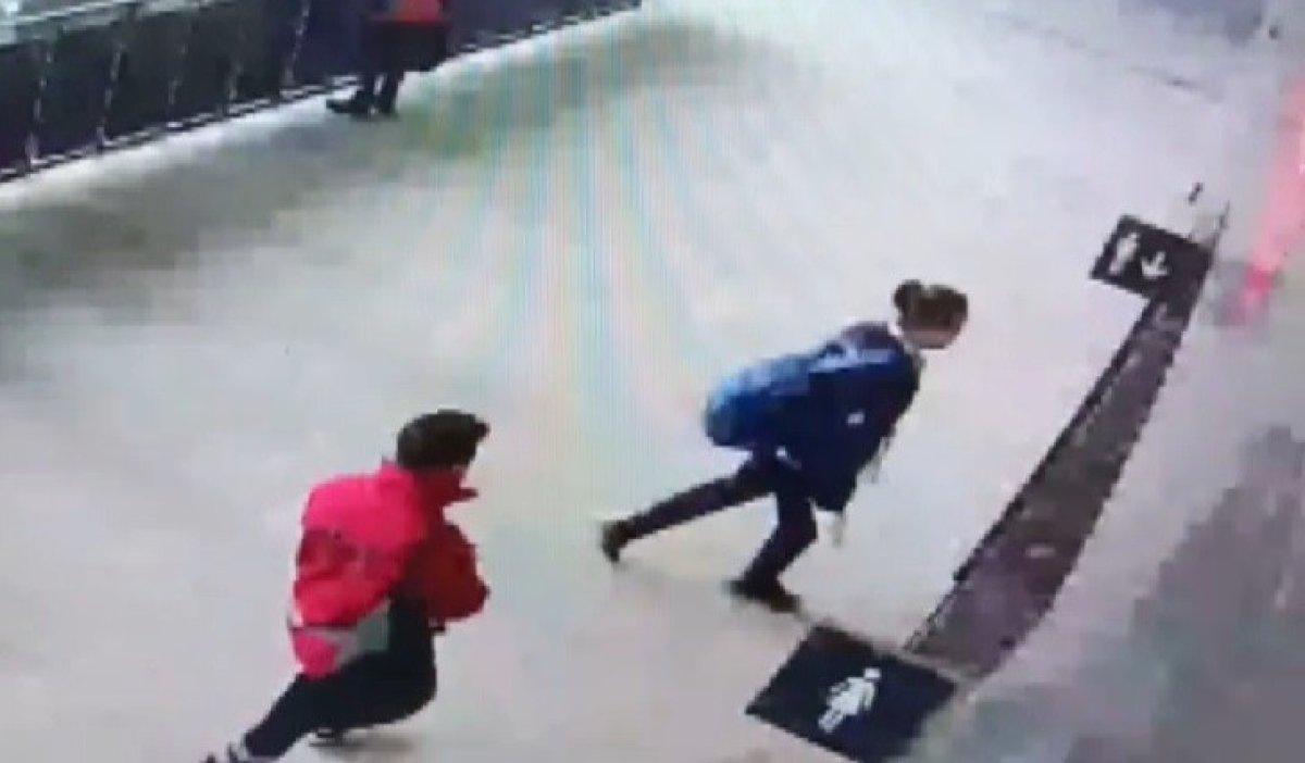 Göztepe - Altay maçında tribüne fişeklerin sokulduğu an