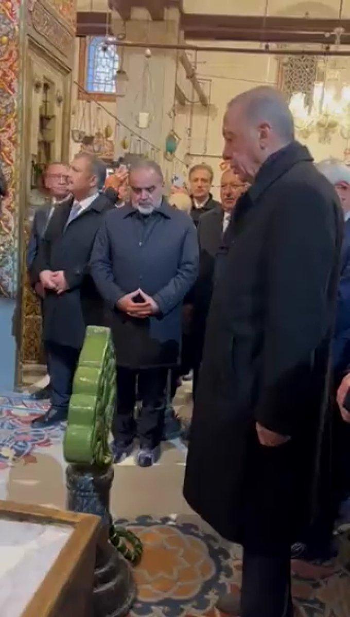Cumhurbaşkanı Erdoğan'dan Mevlana Türbesi'nde Kur'an-ı Kerim tilaveti