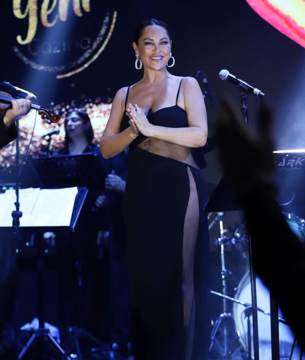 Hülya Avşar, yine derin yırtmaçlı elbise giydi