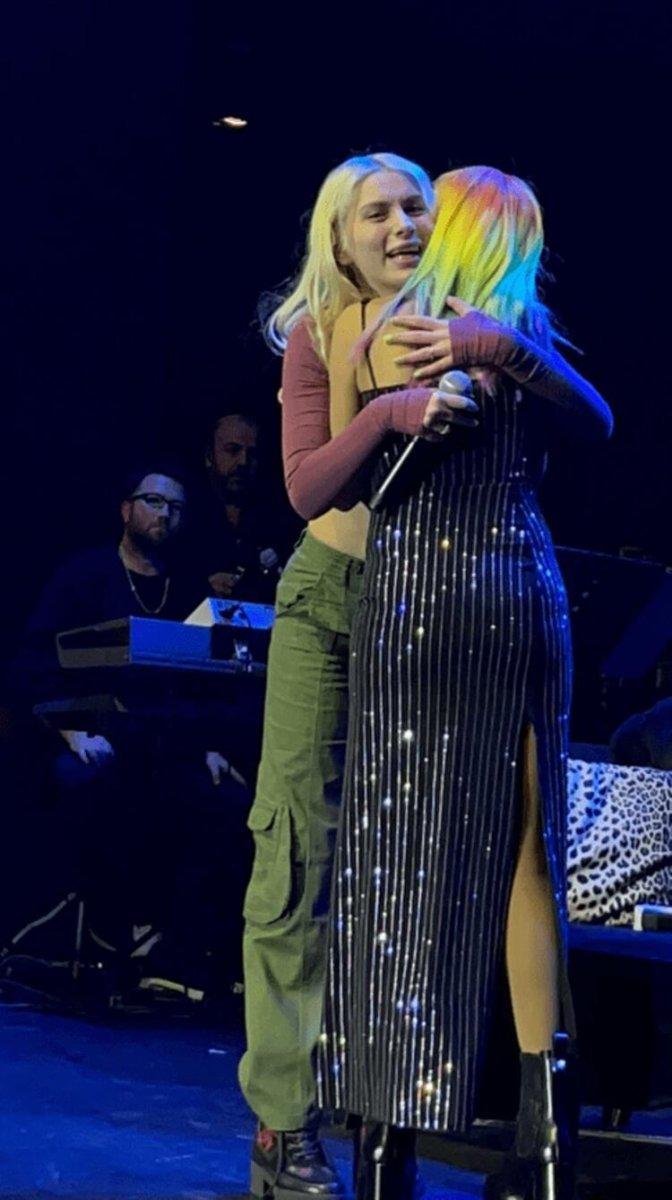 Yıldız Tilbe sahnede Aleyna Tilki'ye el verdi